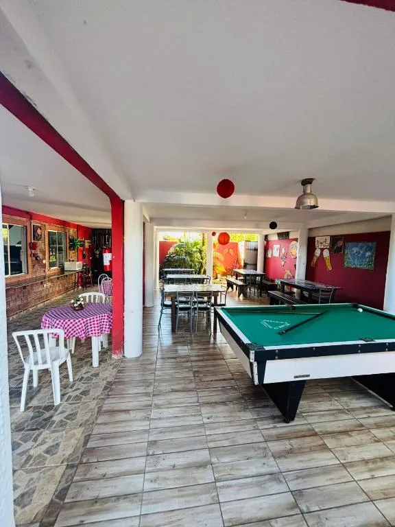 Salão de jogos com mesa de sinuca na Pousada Nativamar